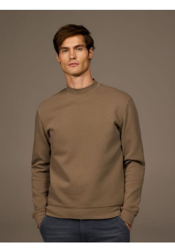 Reserved - Bluza ze stójką - beżowy. Typ kołnierza: kołnierzyk stójkowy. Kolor: beżowy. Materiał: dzianina, bawełna