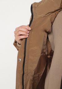 Born2be - Brązowa Pikowana Kurtka Oversize z Kapturem i Paskami przy Rękawach Unitessa. Okazja: na spacer, na co dzień. Typ kołnierza: kaptur. Kolor: brązowy. Materiał: jeans. Wzór: paski. Styl: casual