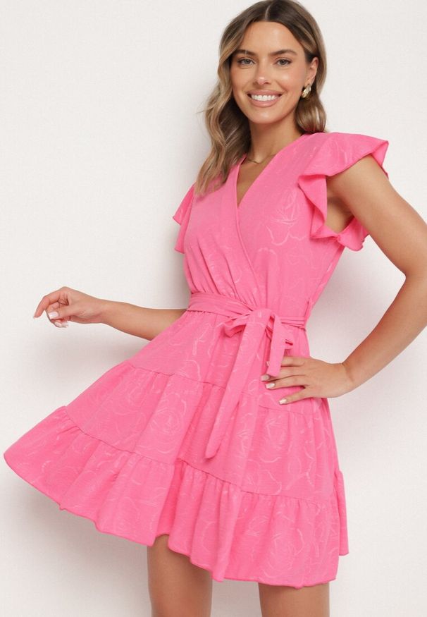 Born2be - Fuksjowa Kopertowa Sukienka Ozdobiona Falbanami i Paskiem Liliessa. Okazja: na co dzień. Typ kołnierza: dekolt w kształcie V. Kolor: różowy. Wzór: aplikacja. Typ sukienki: kopertowe. Styl: klasyczny, casual, elegancki