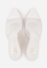 Born2be - Białe Klapki na Szpilce z Siateczkową Wyciętą Cholewką Laomesine. Nosek buta: otwarty. Kolor: biały. Materiał: skóra, materiał. Sezon: lato. Obcas: na szpilce. Styl: klasyczny. Wysokość obcasa: średni #2