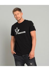 MONCLER - Czarna koszulka z logo. Kolor: czarny. Materiał: bawełna. Wzór: nadruk