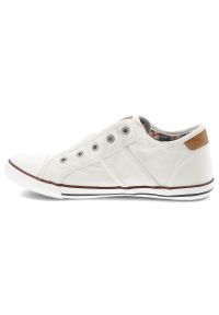 Trampki damskie Mustang, cholewka z materiału wsuwana konstrukcja z elastycznymi wstawkami klasyczna forma niska podeszwa zapewniająca komfort na co. Okazja: na spacer, na co dzień. Kolor: biały. Materiał: materiał. Szerokość cholewki: normalna. Styl: klasyczny #5