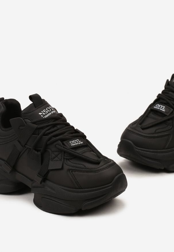 Renee - Czarne Sneakersy Ozdobione Napisami na Wysokiej Podeszwie Uvanda. Kolor: czarny. Wzór: aplikacja, napisy. Sport: turystyka piesza