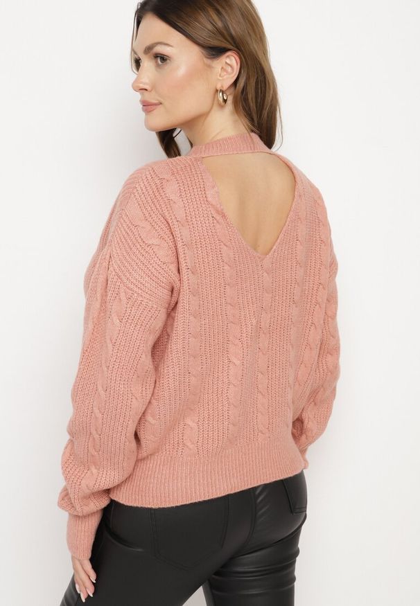 Born2be - Jasnoróżowy Sweter Krótki z Wycięciem na Plecach Torine. Okazja: na co dzień. Kolor: różowy. Materiał: jeans. Długość: krótkie. Styl: klasyczny, elegancki, casual