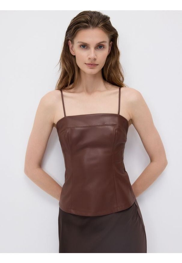 Reserved - Top z imitacji skóry - brązowy. Kolor: brązowy. Materiał: skóra