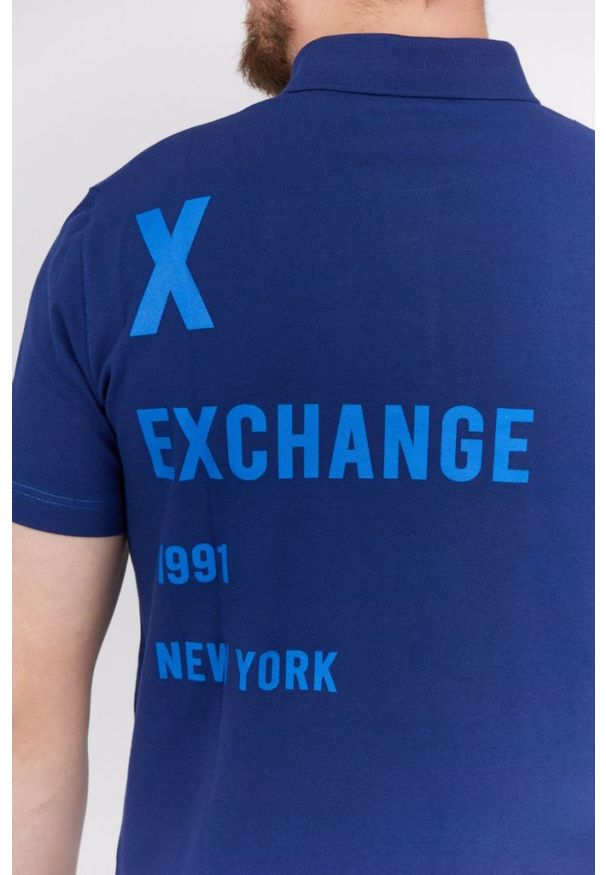Armani Exchange - ARMANI EXCHANGE Granatowa koszulka polo z nadrukiem. Typ kołnierza: polo. Kolor: niebieski. Wzór: nadruk