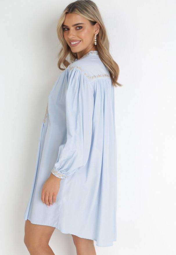 Born2be - Niebieska Pudełkowa Sukienka Mini z Ozdobnym Haftem Rosenwyn. Kolor: niebieski. Długość rękawa: długi rękaw. Wzór: haft. Długość: mini