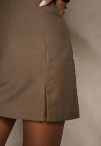 Renee - Beżowe Spódnico-Spodenki z Rozcięciem Irithena. Okazja: na co dzień, na spacer. Stan: podwyższony. Kolor: beżowy. Materiał: wiskoza. Długość: krótkie. Sezon: lato. Styl: casual, elegancki #5