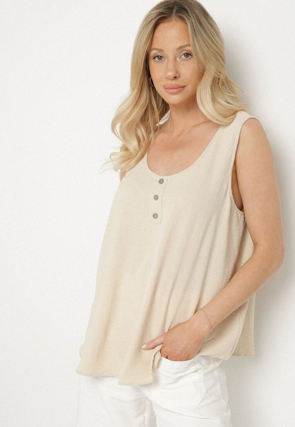 Born2be - Beżowy Top na Szerokich Ramiączkach Zdobiony Guzikami Jenadorea. Okazja: na co dzień. Kolor: beżowy. Materiał: jeans. Długość rękawa: na ramiączkach. Wzór: aplikacja. Sezon: lato. Styl: casual
