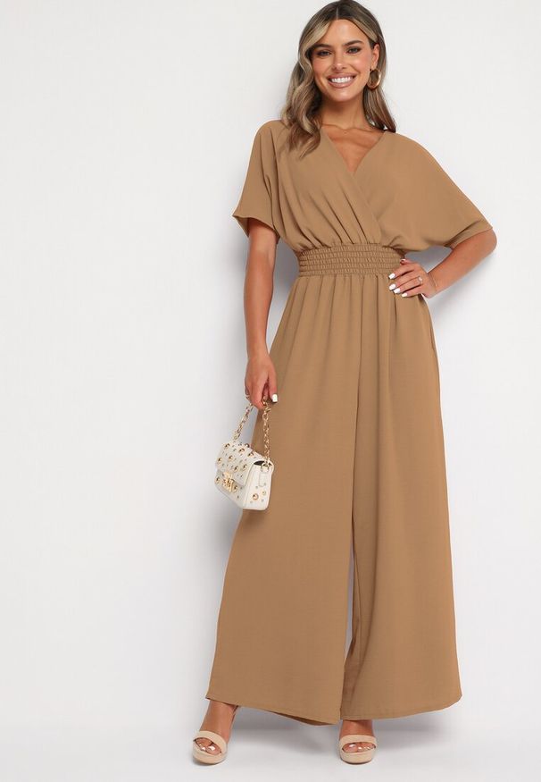 Born2be - Brązowy Kopertowy Kombinezon z Gumką w Talii i Szerokimi Nogawkami Vimashea. Okazja: na co dzień. Kolor: brązowy. Styl: casual, elegancki