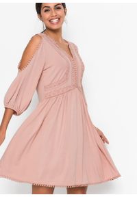 Sukienka z dżerseju z wycięciami i koronką bonprix stary jasnoróżowy. Kolor: różowy. Materiał: jersey, koronka. Wzór: koronka. Styl: retro #6