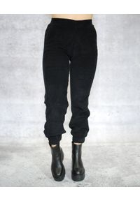 Deha - DEHA - Czarne spodnie ze sztruksu. Stan: podwyższony. Kolor: czarny. Materiał: sztruks. Wzór: gładki. Sezon: jesień