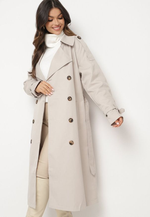 Born2be - Jasnobeżowy Dwurzędowy Płaszcz Trencz o Oversizowym Kroju z Paskiem Inathara. Okazja: na spacer, do pracy, na co dzień. Kolor: beżowy. Materiał: jeans. Wzór: aplikacja. Styl: casual, klasyczny