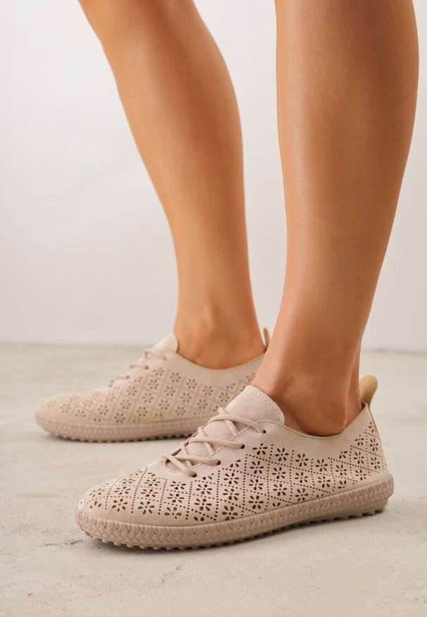 Renee - Ciemnobeżowe Ażurowe Tenisówki w Stylu Boho Tidira. Okazja: na co dzień. Kolor: beżowy. Wzór: ażurowy. Sezon: wiosna. Styl: boho