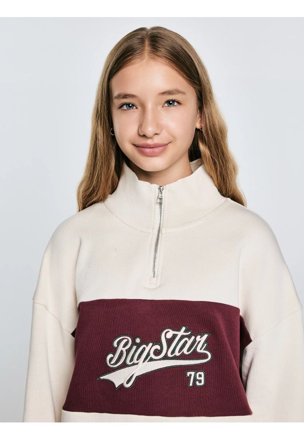 Big-Star - Bluza dziewczęca z krótkim zamkiem kremowa Rossalia 103. Okazja: na spacer, na uczelnię, na co dzień. Kolor: biały. Materiał: dresówka, dzianina. Długość: krótkie. Wzór: haft, aplikacja, ze splotem. Styl: casual