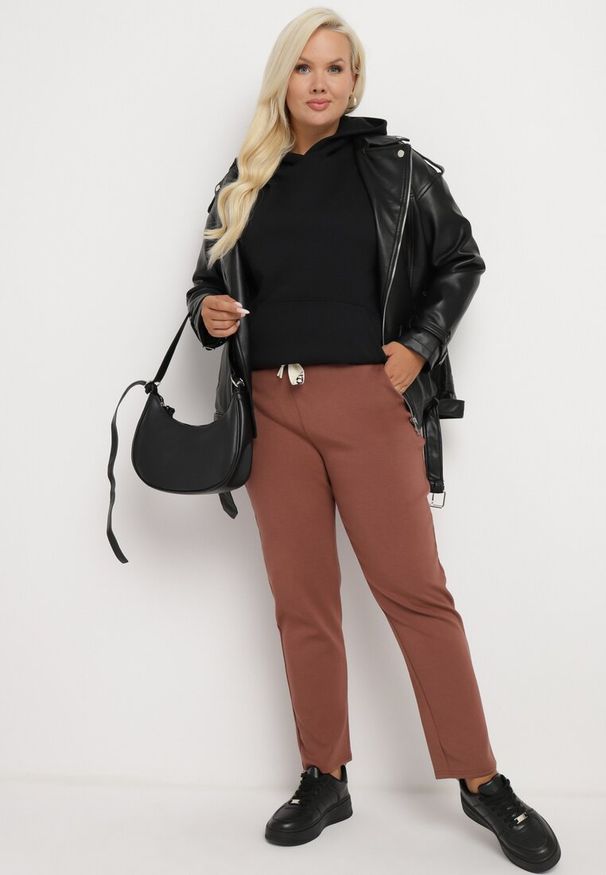 Born2be - Ciemnobrązowe Dresowe Spodnie Joggery z Wysokim Stanem i Napisami Lerithelle. Okazja: na co dzień. Stan: podwyższony. Kolor: brązowy. Materiał: dresówka. Wzór: napisy. Styl: casual, elegancki