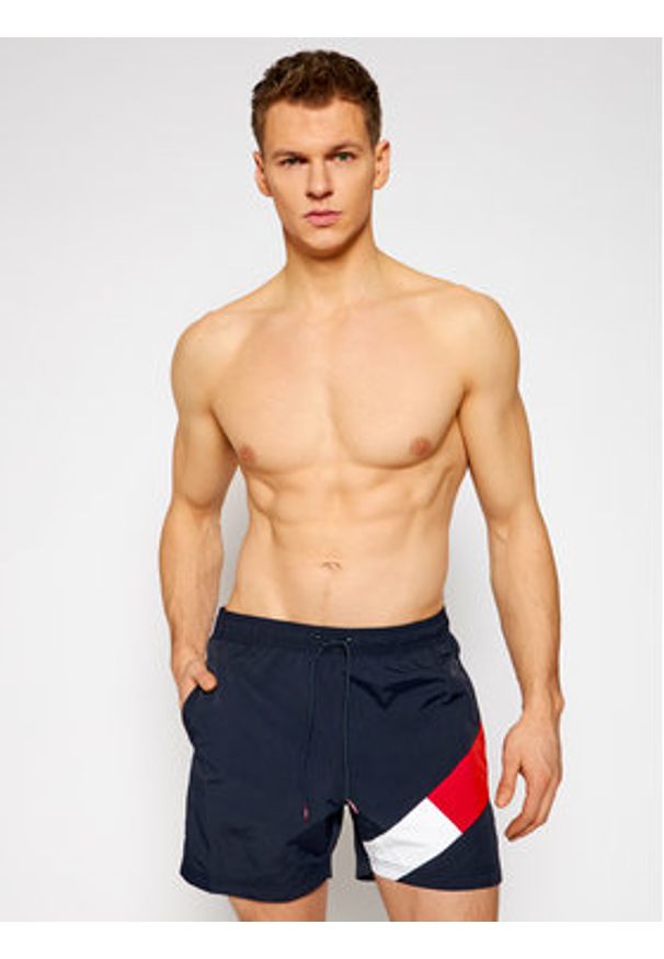 TOMMY HILFIGER - Tommy Hilfiger Szorty kąpielowe UM0UM02048 Granatowy Slim Fit. Kolor: niebieski. Materiał: syntetyk