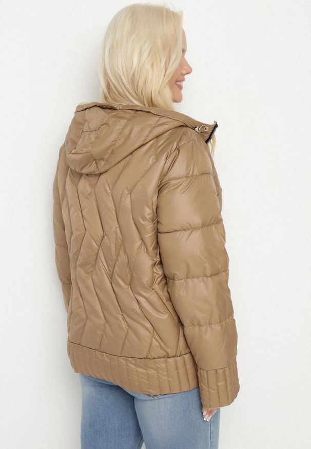 Born2be - Ciemnobeżowa Kurtka Dwustronna z Kapturem i Ozdobnym Pikowaniem Helritis. Okazja: na co dzień. Typ kołnierza: kaptur. Kolekcja: plus size. Kolor: beżowy. Materiał: jeans. Długość rękawa: długi rękaw. Długość: długie. Styl: casual, elegancki