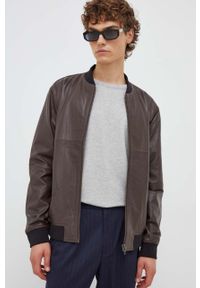 Bruuns Bazaar kurtka bomber skórzana męska kolor brązowy przejściowa. Kolor: brązowy. Materiał: skóra #1