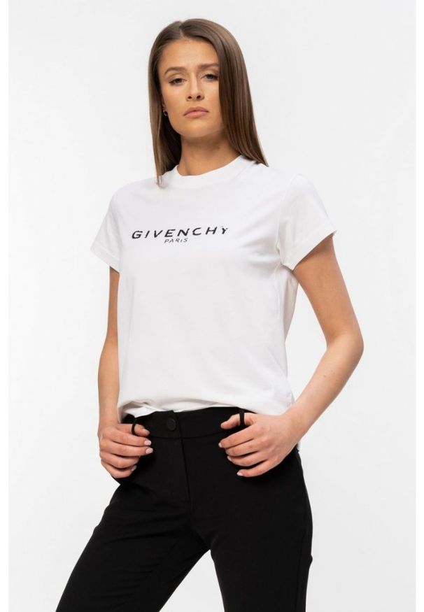 Givenchy - GIVENCHY Biały t-shirt damski z czarnym logo vintage. Kolor: biały. Materiał: bawełna. Wzór: aplikacja. Styl: vintage