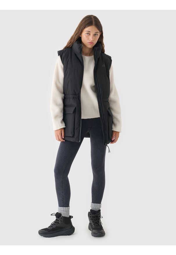 4f - 4F Bezrękawnik puchowy z wypełnieniem syntetycznym damski - czarny S. Okazja: na co dzień. Typ kołnierza: kołnierzyk stójkowy. Kolor: czarny. Materiał: puch, syntetyk. Długość rękawa: bez rękawów. Długość: długie. Wzór: gładki. Styl: casual, sportowy, klasyczny