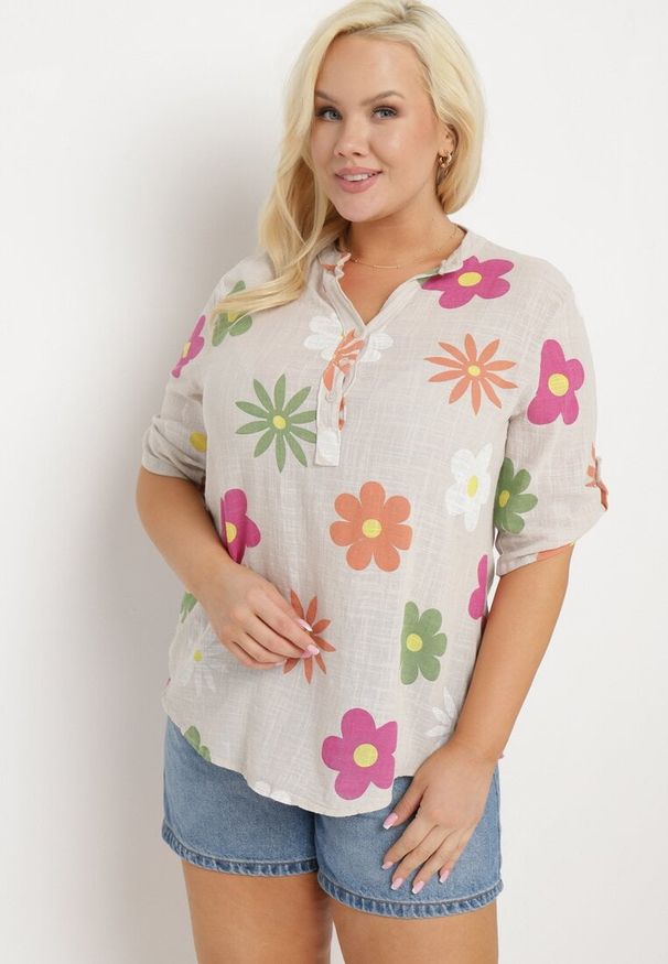 Born2be - Beżowa Koszula z Lnu i Bawełny w Kwiaty z Krótkim Rękawem Ambubia. Okazja: na co dzień. Typ kołnierza: dekolt w kształcie V. Kolekcja: plus size. Kolor: beżowy. Długość: krótkie. Wzór: kwiaty. Materiał: len, bawełna. Długość rękawa: krótki rękaw. Sezon: lato. Styl: casual