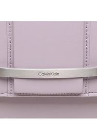 Calvin Klein Torebka Bar Hardware Shoulder Bag Md K60K610734 Fioletowy. Kolor: fioletowy. Materiał: skórzane