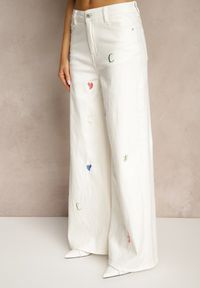 Renee - Białe Jeansy z Bawełny o Szerokim Kroju High Waist z Haftami Florsedi. Okazja: na co dzień. Stan: podwyższony. Kolor: biały. Wzór: haft. Styl: casual