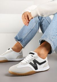 Renee - Szaro-Czarne Sneakersy Klasyczne Tenisówki Istia. Okazja: na co dzień. Kolor: szary. Materiał: jeans. Wzór: aplikacja. Obcas: na obcasie. Wysokość obcasa: niski