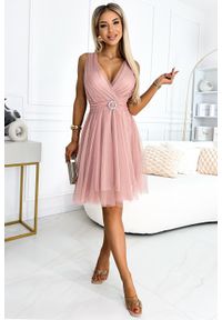 Numoco - Różowa Tiulowa sukienka Kopertowa z Ozdobna Klamrą. Kolor: różowy. Materiał: tiul. Typ sukienki: kopertowe #1