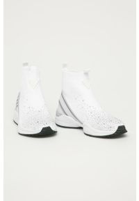 Guess - Buty. Nosek buta: okrągły. Kolor: biały. Materiał: syntetyk, materiał, guma. Szerokość cholewki: normalna. Obcas: na obcasie. Wysokość obcasa: średni #5