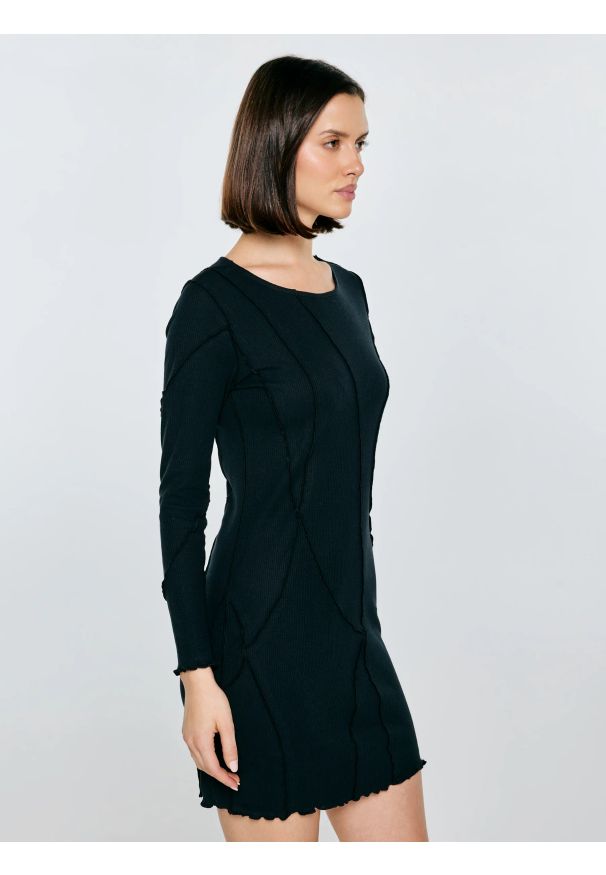 Big-Star - Sukienka damska mini dopasowana czarna Malgosara 906. Kolor: czarny. Materiał: dzianina. Wzór: prążki. Typ sukienki: asymetryczne, kopertowe. Styl: elegancki. Długość: mini