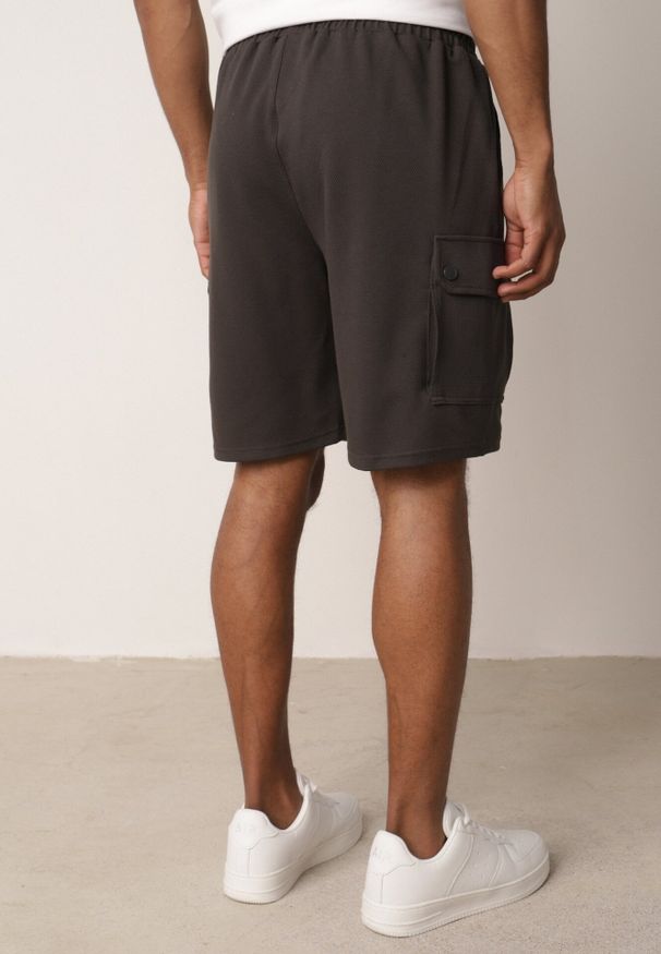 Born2be - Szare Szorty z Bawełną w Stylu Safari z Kieszeniami Cargo Sabririla. Okazja: na co dzień. Kolor: szary. Materiał: bawełna. Długość: długie. Sezon: lato. Styl: casual