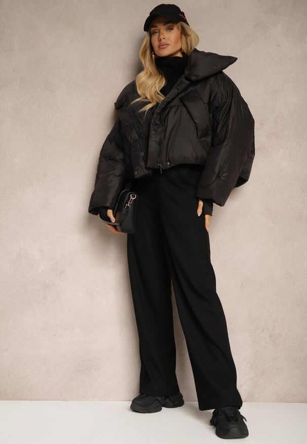 Renee - Czarna Nietoperzowa Kurtka z Szerokim Kołnierzem i Ściągaczami Neavirae. Okazja: na co dzień. Kolor: czarny. Materiał: jeans. Długość: krótkie. Styl: elegancki, casual