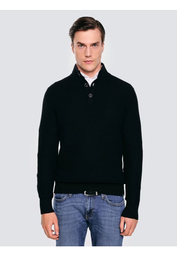 Big-Star - Sweter męski ze stójką czarny Neroni 906. Okazja: na co dzień. Typ kołnierza: kołnierzyk stójkowy. Kolor: czarny. Materiał: materiał, dzianina. Wzór: aplikacja, ze splotem. Styl: elegancki, casual