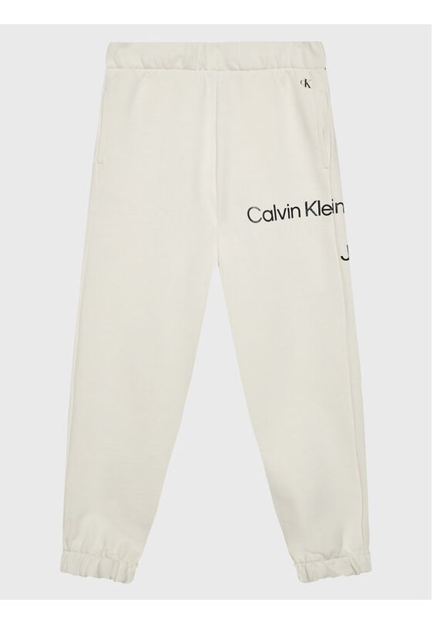 Calvin Klein Jeans Spodnie dresowe Disrupted Inst. Logo IU0IU00323 Beżowy Regular Fit. Kolor: beżowy. Materiał: bawełna