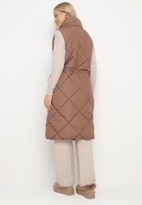 Born2be - Ciemnobrązowa Pikowana Kamizelka o Długim Kroju ze Stójką i Kieszeniami Avatheia. Okazja: na co dzień. Typ kołnierza: kołnierzyk stójkowy. Kolor: brązowy. Materiał: jeans. Długość: długie. Wzór: aplikacja. Styl: casual, klasyczny, elegancki #6