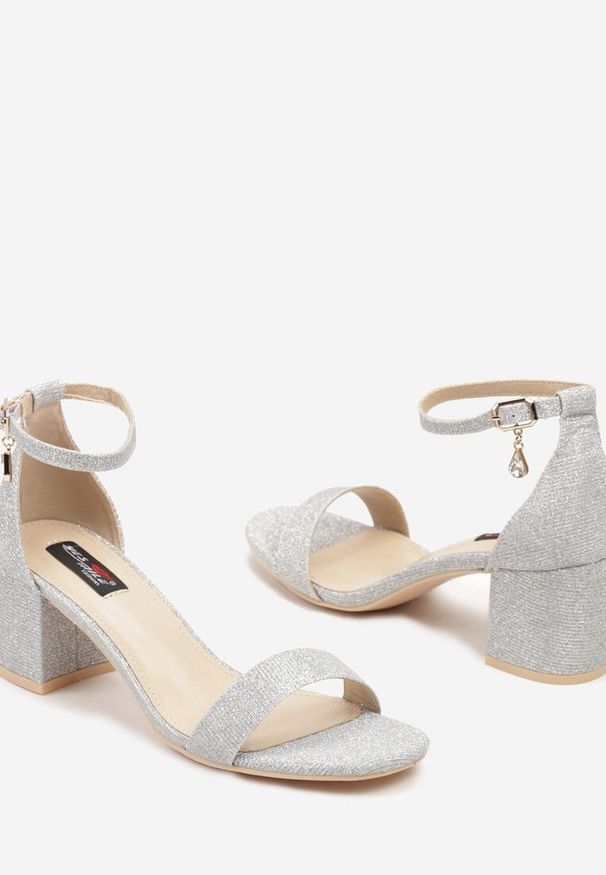 Born2be - Srebrne Sandały na Słupku Ozdobione Brokatem i Zawieszką przy Pasku Annwena. Okazja: na co dzień. Zapięcie: pasek. Kolor: srebrny. Materiał: len, jeans. Wzór: aplikacja. Obcas: na słupku. Styl: wizytowy, klasyczny, casual, elegancki