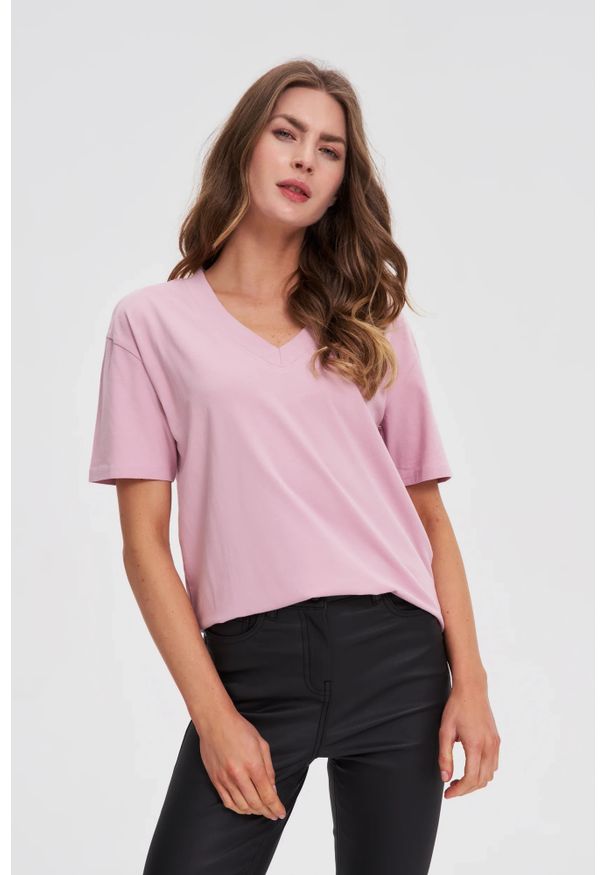 MOODO - T-shirt z dekoltem w serek różowy. Typ kołnierza: dekolt w serek. Kolor: różowy. Materiał: bawełna, elastan