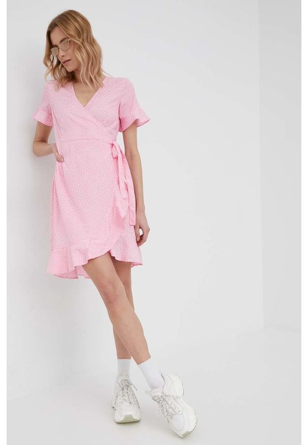 Vero Moda sukienka kolor różowy mini rozkloszowana. Kolor: różowy. Materiał: tkanina, poliester. Długość rękawa: krótki rękaw. Długość: mini