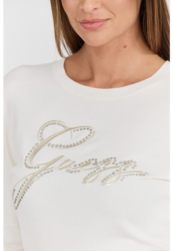 Guess - GUESS Biały damski sweter Olive z haftowanym logo. Kolor: biały. Materiał: wiskoza, elastan, poliamid, materiał. Długość rękawa: długi rękaw. Długość: długie. Wzór: haft. Styl: klasyczny, elegancki