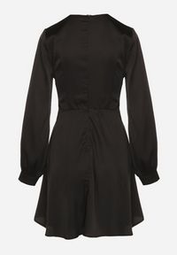 Born2be - Czarna Satynowa Sukienka VICES z Kopertowym Dekoltem i Bufiastymi Rękawami Nivita. Okazja: na wesele, na randkę, na ślub cywilny. Typ kołnierza: dekolt w serek, dekolt kopertowy. Kolor: czarny. Materiał: satyna. Typ sukienki: kopertowe. Styl: elegancki, klasyczny #7