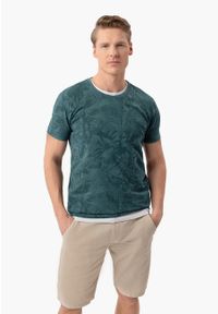 Volcano - T-shirt z letnim wzorem TM-LEFTY. Kolor: niebieski. Materiał: bawełna, skóra, materiał. Długość rękawa: krótki rękaw. Długość: krótkie. Wzór: nadruk. Sezon: lato. Styl: klasyczny, wakacyjny #1