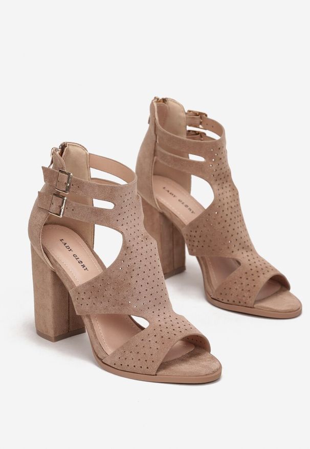 Born2be - Ciemnobeżowe Sandały na Słupkowym Obcasie z Perforacją Lyrique. Okazja: na spotkanie biznesowe, na spacer. Kolor: beżowy. Materiał: len. Obcas: na obcasie. Styl: biznesowy, elegancki. Wysokość obcasa: średni