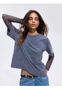 Reserved - Longsleeve oversize z koronką - ciemnoszary. Kolor: szary. Materiał: koronka. Długość rękawa: długi rękaw. Wzór: koronka
