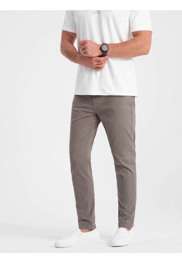 Ombre Clothing - Męskie spodnie chino o dopasowanym kroju - ciemnobeżowe V5 - Rozmiar: L. Okazja: na co dzień. Kolor: beżowy. Materiał: tkanina, elastan, bawełna, materiał. Styl: casual