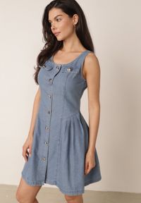 Born2be - Niebieska Jeansowa Sukienka z Bawełny o Rozkloszowanym Kroju z Guzikami Haideusa. Okazja: na spacer, na co dzień. Kolor: niebieski. Materiał: jeans, bawełna. Sezon: lato. Typ sukienki: proste, rozkloszowane. Styl: casual, klasyczny #1