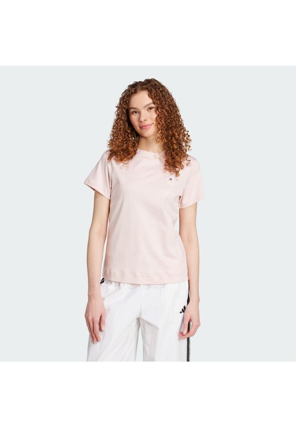 Adidas - Koszulka z grafiką Cat Patch. Kolor: różowy. Materiał: bawełna. Sport: fitness