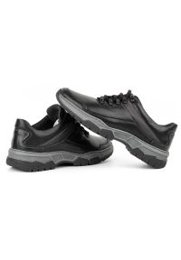 Olivier Buty Męskie skórzane casual 842MA czarne. Okazja: na co dzień. Zapięcie: pasek. Kolor: czarny. Materiał: skóra. Wzór: paski. Sezon: lato, jesień, wiosna. Styl: casual #6