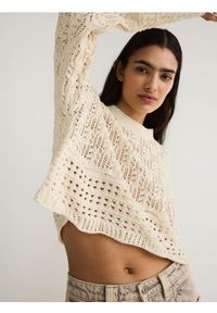 Reserved - Sweter z ażurowym splotem - kremowy. Kolor: kremowy. Materiał: dzianina. Wzór: ażurowy, ze splotem